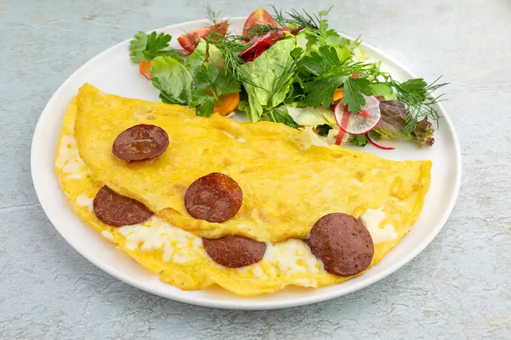 Sucuklu Kaşarlı Omlet